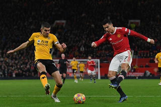 Ronaldo thi đấu mờ nhạt trước Wolves