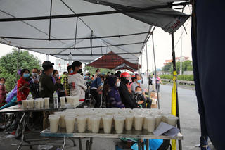Mặt trận Trung ương hỗ trợ hàng hóa thiết yếu cho công dân tự phát về quê