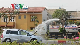 Ô tô bốc khói giữa đường, 4 người đạp cửa tháo chạy