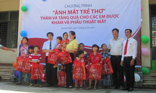 Hàng trăm trẻ em bị dị tật về mắt được hỗ trợ phẫu thuật