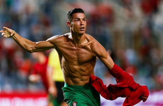 Ronaldo lần đầu sút hỏng penalty sau 3 năm, bị che mờ bởi thống kê đáng nể