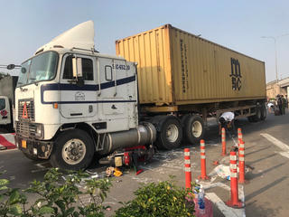 Container ôm cua cán chết người đi xe máy ở ngã tư An Sương