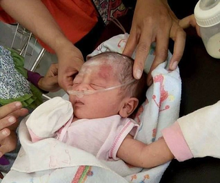 Bé sơ sinh bị chôn vùi trong bãi rác