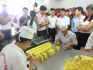 Tạo cơ hội cho hộ nghèo và cận nghèo làm bánh đậu xanh theo chuẩn