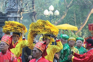 Ảnh: Cả ngàn người tranh cướp lễ ở hội Gióng