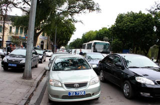Hà Nội khoán kinh phí để lãnh đạo tự túc phương tiện