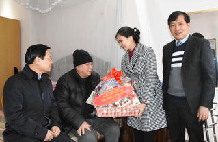Phó Chủ tịch Trương Thị Ngọc Ánh chúc Tết nguyên Tổng thư ký UBTƯ MTTQ Việt Nam Trần Văn Đăng