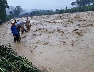 BIDV dành hơn 300 triệu đồng hỗ trợ gia đình có nạn nhân thiệt mạng do mưa lũ