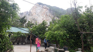 Ẩn họa rình rập bên mỏ đá