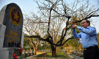 Chủ tịch Nguyễn Thiện Nhân dâng hương tại Nghĩa trang liệt sĩ quốc gia Trường Sơn