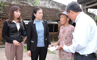 Phó Chủ tịch Trương Thị Ngọc Ánh thăm hỏi người dân bị lũ lụt ở Quảng Ngãi