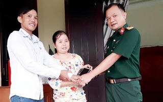 Thượng úy Quân đội trao trả túi tiền cho người dân đánh rơi
