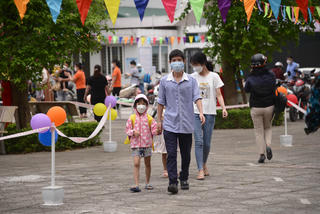 Không khí ngày đầu tiên đưa trẻ mẫu giáo đến trường trở lại