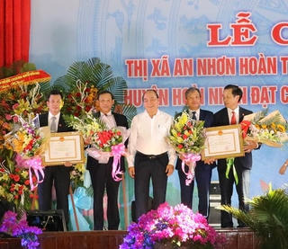 Thủ tướng trao danh hiệu huyện nông thôn mới tại Bình Định