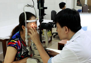 Đau mắt đỏ trái mùa