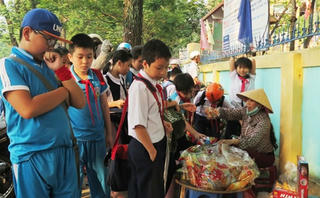 Qùa vặt cổng trường