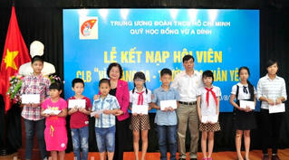 Nguyên Phó Chủ tịch nước Trương Mỹ Hoa trao học bổng tại Khánh Hòa