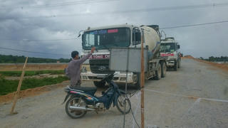 Người dân Tam Đại chặn xe thi công trên đường cao tốc Đà Nẵng - Quảng Ngãi