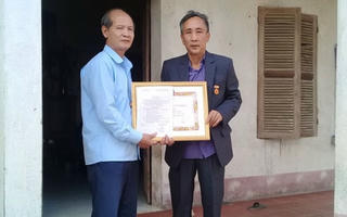 Người tù oan Hàn Đức Long nhận huy hiệu 30 năm tuổi Đảng