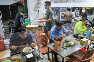 [ẢNH] Quán ăn, cafe đồng loạt mở cửa trở lại sau thời gian dài giãn cách
