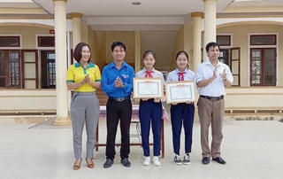 Hà Tĩnh: Khen thưởng 2 học sinh nhặt được của rơi tìm người trả lại