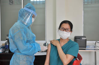 Đà Nẵng: Tiêm mũi 2 vaccine phòng Covid-19 cho 117 nhân viên Bệnh viện Phổi