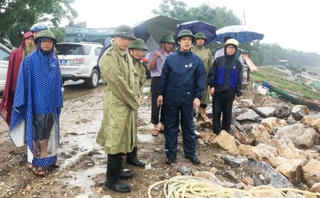 Bão cận kề vẫn tổ chức họp, Chủ tịch huyện bị phê bình