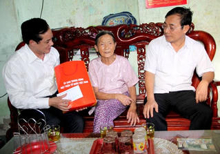 Nghệ An: Ông Lê Bá Trình thăm và tặng quà cho gia đình chính sách
