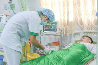 Cứu sống 4 người trong gia đình bị ong đốt nguy kịch