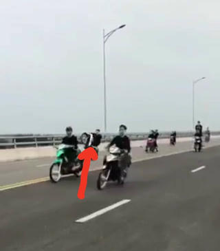 Xuất hiện clip hàng chục thanh niên 'bốc đầu xe' trên cầu Cửa Hội