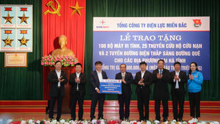 EVNNPC tri ân khách hàng tại vùng lũ Nghệ An, Hà Tĩnh với tổng giá trị 2,3 tỷ đồng