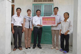 Xây 8 nhà tình nghĩa tặng hội viên Hội Nông dân