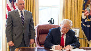 Đồng minh của ông Trump hối hả xin ân xá