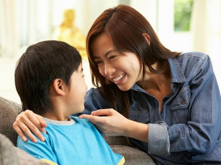 Bé 4 tuổi 'dạy ngược' mẹ khi nói trống không