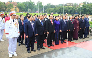 [ẢNH] Các đại biểu Quốc hội vào Lăng viếng Chủ tịch Hồ Chí Minh