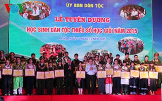 Tuyên dương học sinh dân tộc thiểu số học giỏi