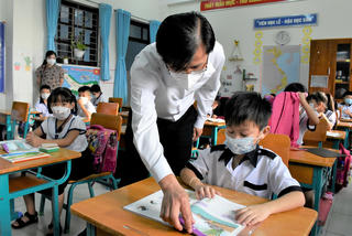 TP HCM là 'vùng xanh', phụ huynh hồ hởi chuẩn bị cho học sinh tới trường