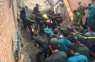 Sập giàn giáo tại Pleiku, 2 người thương vong