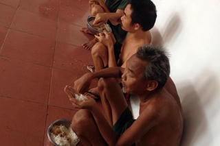 Công an Nghệ An 'vào cuộc' vụ ăn chặn của người tâm thần