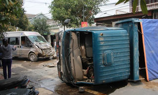 Đâm nghiêng xe tải, tài xế, phụ xe khách trọng thương
