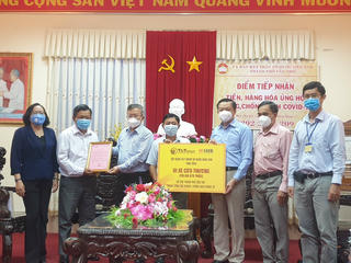Cần Thơ tiếp nhận xe cứu thương 870 triệu đồng phục vụ công tác phòng, chống dịch