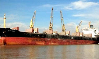 Cháy tàu Mông Cổ tại Quảng Ninh
