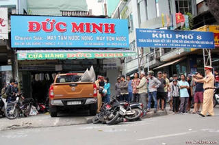 Ôtô lao vào nhà dân sau khi đâm gần chục xe