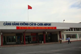 Sân bay Cát Bi “tê liệt” vì thời tiết xấu