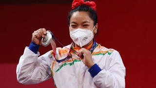 Cô bé gánh củi hay khóc nhè trở thành người hùng Olympic