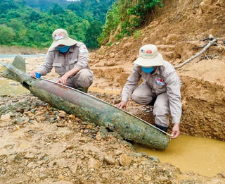 Quảng Trị: Mưa lớn làm phát lộ 2 quả bom 'khủng'