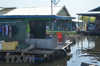 Tặng quà cho bà con gốc Việt khó khăn ở Biển Hồ Campuchia
