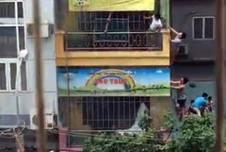 Hà Nội: Bắc thang giải cứu nhiều cháu nhỏ khỏi đám cháy trường mầm non