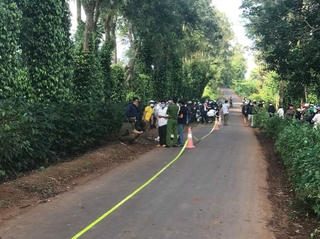 Xe đưa đón không đóng cửa, 1 học sinh lớp 6 rơi xuống đường tử vong