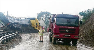CSGT cắm 20 biển cảnh báo sạt lở ở đường Hồ Chí Minh